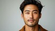 © Mosaic Mind - 진지한 표정을 짓고 있는 젊은 아시아 남자의 초상화