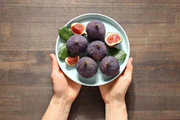 Canvas Print - Fresh ripe figs in a bowl on a wooden background