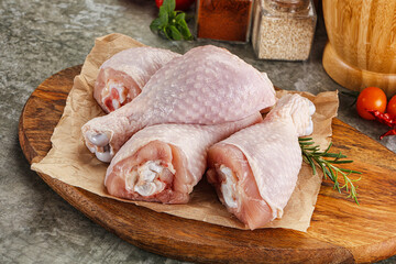 Canvas Print - Raw uncooked chicken drumsticks over board