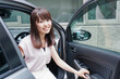 © maroke - 車から降りる女性