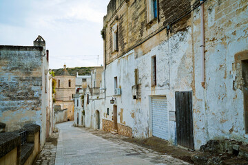 Il nucleo antico di Ginosa caratterizzato dalla gravina con antiche case e chiese rupestri, Taranto, Puglia, Italia