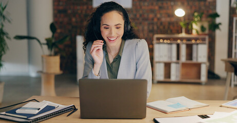 Leinwandbilder - Video call, contact and woman with headset, laptop or crm in office for late night webinar. Consultant, advisor or virtual assistant with online meeting, networking or business plan at digital agency
