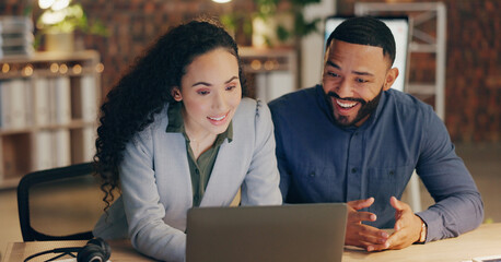 Leinwandbilder - Laptop, man and woman in office with teamwork, advice and late night collaboration at digital agency. Ideas, planning and business people with computer, discussion or proposal opinion at tech startup