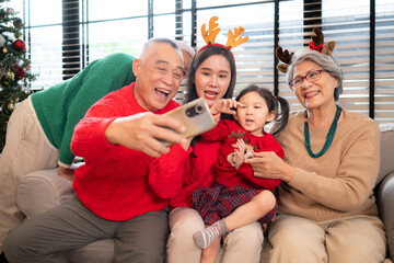 Wall Mural - A joyful moment for a large family celebrating together at home during the Christmas season