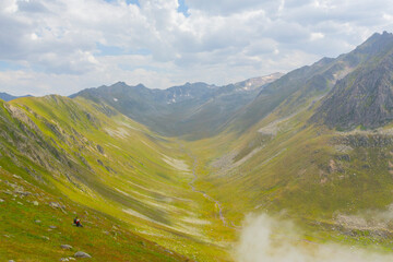 Trovit Plateau is located in the Çamlıhemşin district of Rize. Its altitude is approximately 2,000 meters.