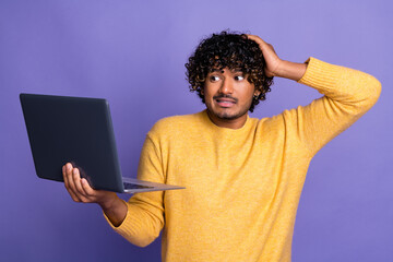 Poster - Photo of worried nervous shocked man wear trendy yellow clothes arm head 404 alert error isolated on purple color background