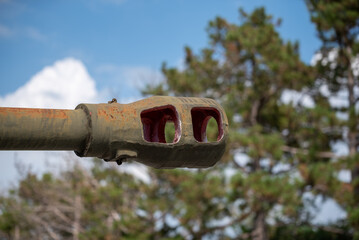 old weapon is an artillery cannon in the war in Ukraine Without soldiers