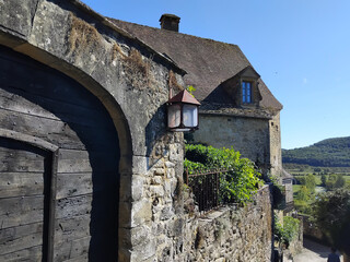 Then the old stone house in the village, Alors la vieille maison du village 