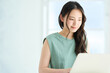 © folyphoto - ノートパソコンで調べ物をする若い女性