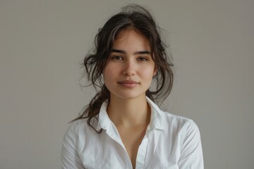 Canvas Print - Portrait of a woman in a white shirt posing for the camera