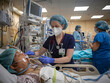 © Leonardo - Enfermera profesional de la salud en una unidad de cuidados intensivos