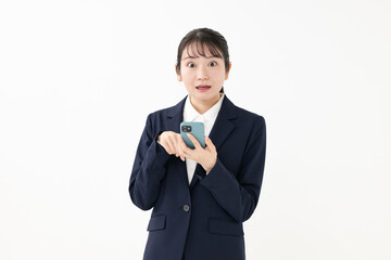 スマホ見て驚く女性