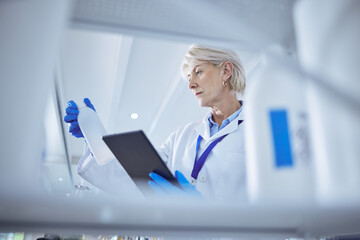 Aufkleber - Mature scientist, tablet and medical research in science lab for chemistry experiment in healthcare. Female person, technology and results in pharmaceutical test, analysis or mpox vaccine in hospital
