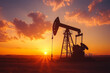 © Thierry Lombry - Pompe  à tête de cheval d'extraction de pétrole au coucher du soleil