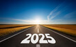 © Guillermo - Año nuevo 2025 o concepto de inicio. Palabra 2025 escrita en la carretera asfaltada hacia el horizonte en día diáfano. Concepto de desafío y cambio. Ilustración IA generativa