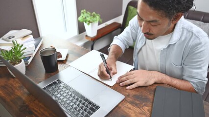 Wall Mural - 40代のリスキリング　家で資格取得などの勉強をする男性　休日などに自宅で学び直しの動画