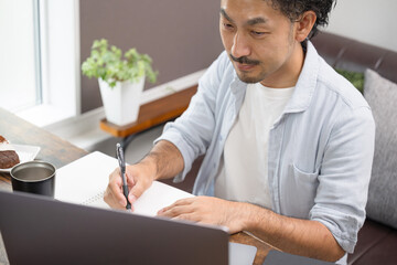 Wall Mural - 40代のリスキリング　家で資格取得などの勉強をする男性　休日などに自宅で学び直し