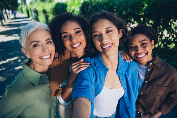 Poster - Photo portrait of happy multi generational women take selfie photo having fun together multiracial friends outdoor city park