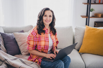 Poster - Photo of positive good mood woman dressed shirt chatting instagram twitter telegram facebook indoors house apartment room