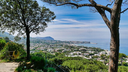 Blick auf Forio und die Wallfahrtskirche Maria del Soccorso auf Ischia im Golf von Neapel