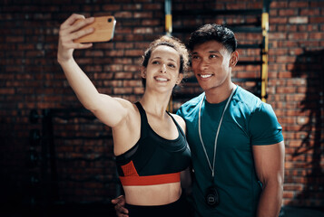 Canvas Print - Gym, selfie and man with woman, personal trainer and celebration for workout, healthy and photography. Happy, client and instructor with smile, class and memory for profile picture of club or fitness