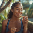 © Andrea - Mujer sonriente comiendo galleta
