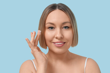 Canvas Print - Portrait of beautiful mature woman with healthy skin against color background, closeup