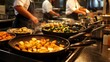 © mabreart - Asiatische Köche kochen Fleisch und Gemüsegerischte in der Restaurantküche