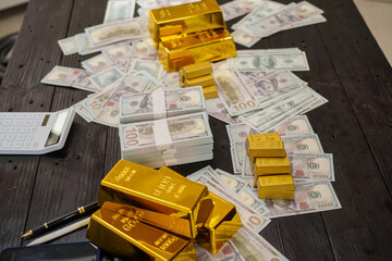 Gold bars and silver are placed on the table as investors discuss the gold market,financial analysis,and price trends,highlighting gold's long-term returns and its resilience during economic crises.