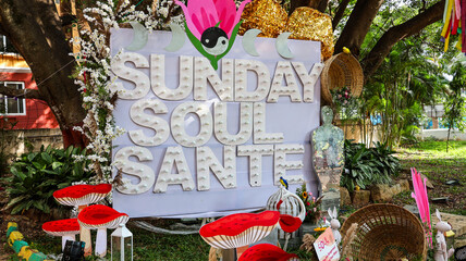 Bangalore, India 1st August 2024:  Sunday Soul Sante is a Flea market that happens in Jaymahal Palace Bengaluru. Art, craft, music, food, fashion. Flea Markets In India. People Browsing. Bazaar.