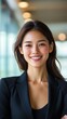 © Ami - モダンなオフィス環境で自信に満ちたビジネスウーマンのプロフェッショナルな笑顔