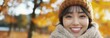 © chic designs - 秋の静けさ：紅葉に囲まれた若い女性の心地よいファッション