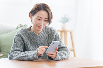 Poster - スマホを使う冬服の女性