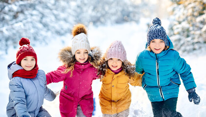 Kinder spielen im Schnee 