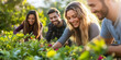 © stockmotion - Gruppe junger Meschen arbeiten gemeinschaftlich im Garten