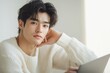© pham - 自宅でくつろぐ男性がコンピュータに向かっているリラックスしたひととき