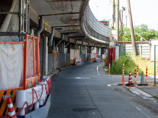 Wall Mural - 高速道路の高架下を通る道路