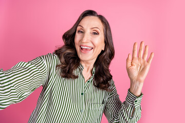 Poster - Photo of nice aged lady make selfie arm wave wear striped shirt isolated on pink color background