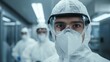 © Ami - 高度な製造業のための防護服を着用したハイテククリーンルーム作業員