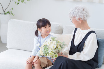 Canvas Print - 花束のプレゼントを持つおばあちゃんと孫