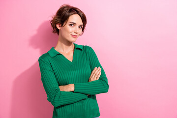 Photo of serious optimistic gorgeous girl with bob hairdo dressed green shirt holding hands crossed isolated on pink color background