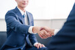 © maroke - 得意先と握手をするビジネスマン