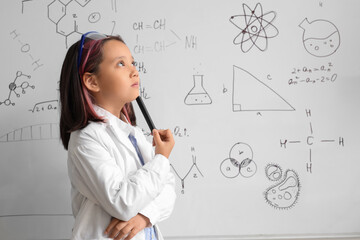 Canvas Print - Thoughtful little girl near whiteboard at chemistry lesson in classroom