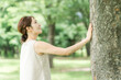 © buritora - 公園で木を見上げる若いアジア人女性（森林浴・ボタニカル・オーガニック・ナチュラル）