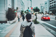 © beeboys - 都市を歩く女性の後ろ姿