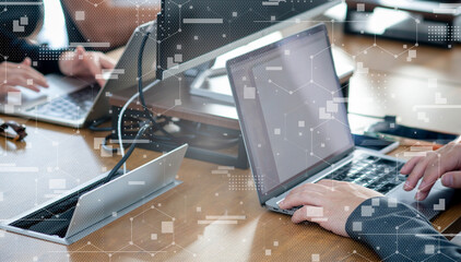 ビジネスシーン、ノートパソコンでデータを分析するエンニア、クラウド、プログラミング、データ解析