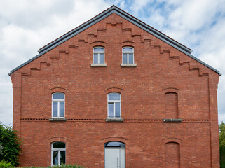 Wall Mural -  Rotes Gebäude aus Klinkersteinen als Reihenhäuser umgebaut