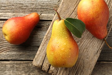 Poster - Ripe juicy pears on wooden table, top view