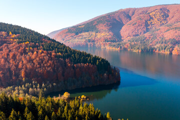 Leinwandbilder - A magical view of the lake surrounded by mountains from a height. Carpathian mountains, Ukraine, Europe.