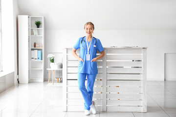 Canvas Print - Female medical intern in clinic